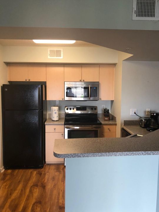 Recently Rented: $1,250 (1 beds, 1 baths, 802 Square Feet)