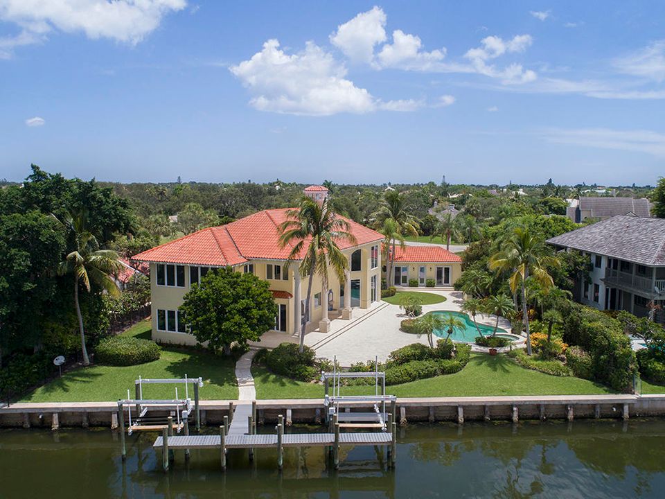 Recently Sold: $2,995,000 (5 beds, 4 baths, 4581 Square Feet)