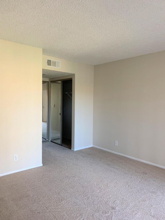 Recently Rented: $1,050 (2 beds, 2 baths, 782 Square Feet)