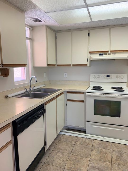 Recently Rented: $1,050 (2 beds, 2 baths, 782 Square Feet)