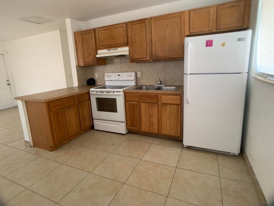 Recently Rented: $1,100 (3 beds, 1 baths, 800 Square Feet)