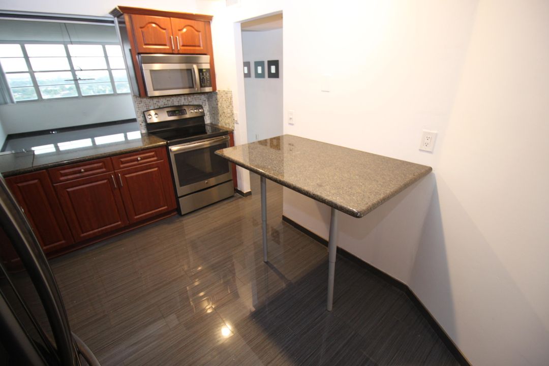 Recently Rented: $1,275 (1 beds, 1 baths, 801 Square Feet)