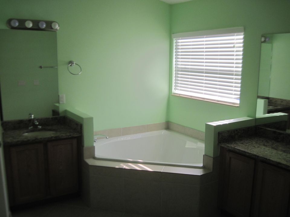 Недавно арендовано: $2,000 (4 спален, 3 ванн, 2554 Квадратных фут)