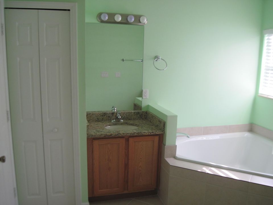 Недавно арендовано: $2,000 (4 спален, 3 ванн, 2554 Квадратных фут)