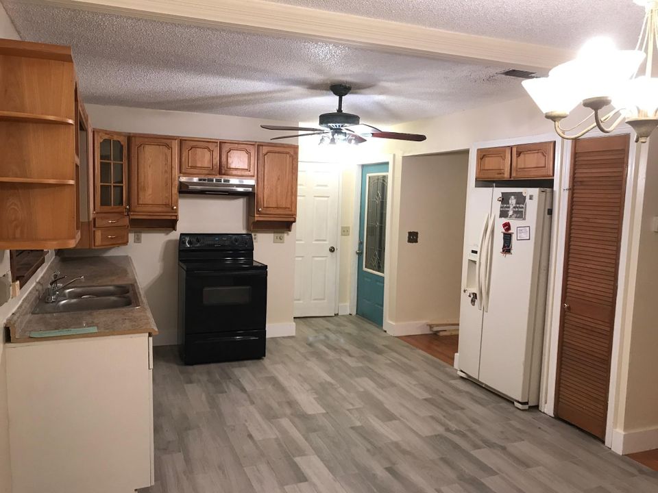 Recently Rented: $1,450 (3 beds, 2 baths, 1280 Square Feet)
