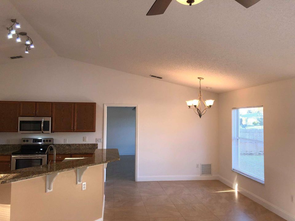 Recently Rented: $1,650 (3 beds, 2 baths, 1594 Square Feet)