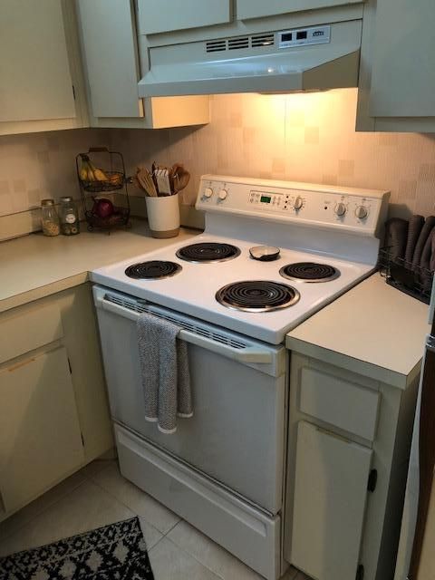 Recently Rented: $1,300 (2 beds, 2 baths, 915 Square Feet)