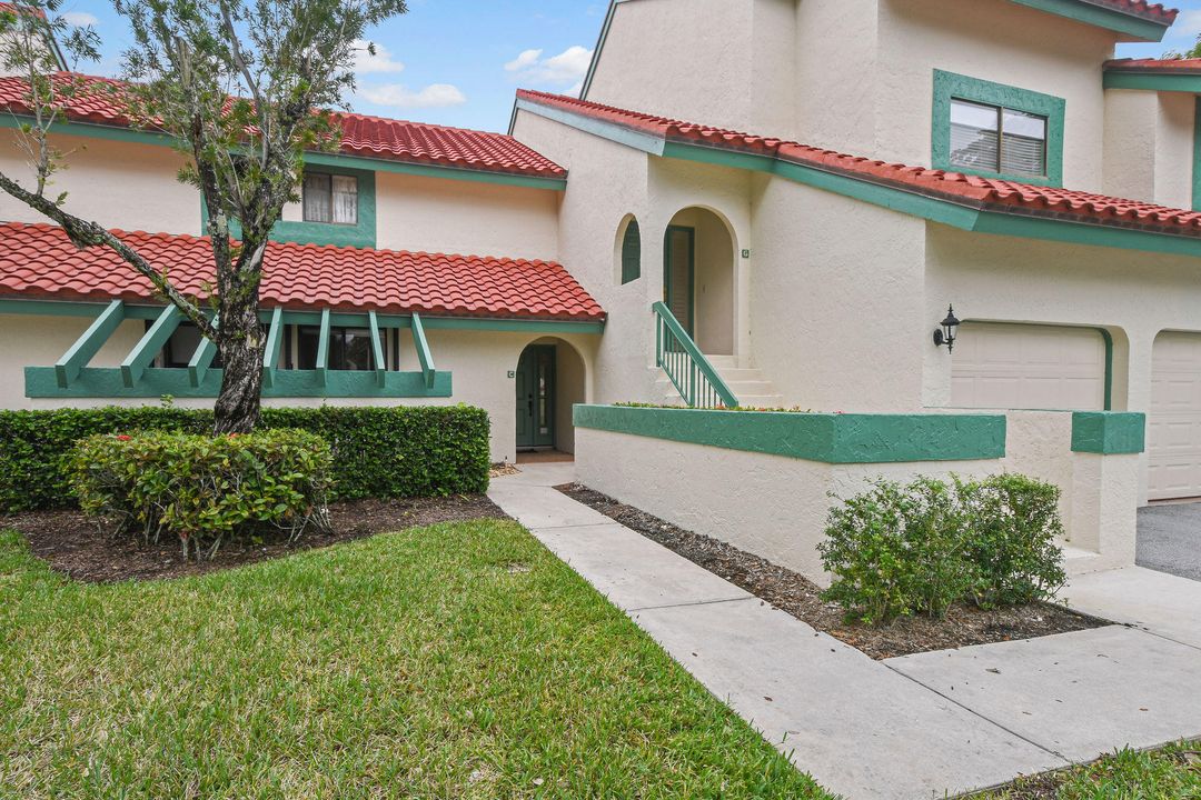 最近售出: $230,000 (2 贝兹, 1 浴室, 1025 平方英尺)