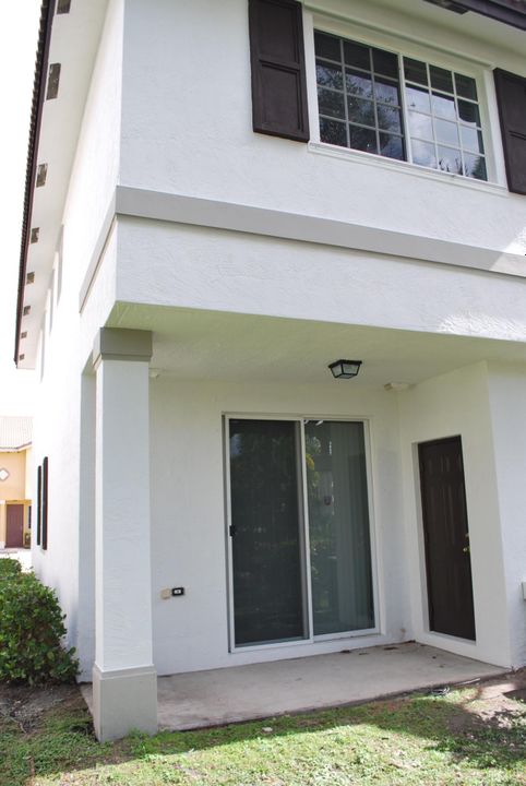 Vendido Recientemente: $157,900 (2 camas, 2 baños, 1221 Pies cuadrados)