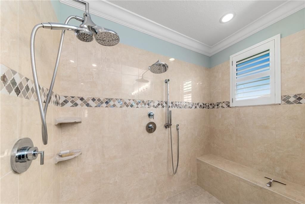 最近售出: $989,900 (4 贝兹, 4 浴室, 4160 平方英尺)