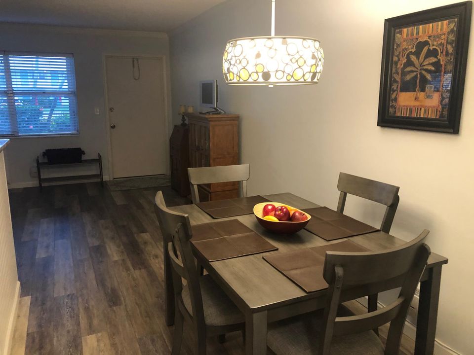 Active With Contract: $1,375 (1 beds, 1 baths, 587 Square Feet)