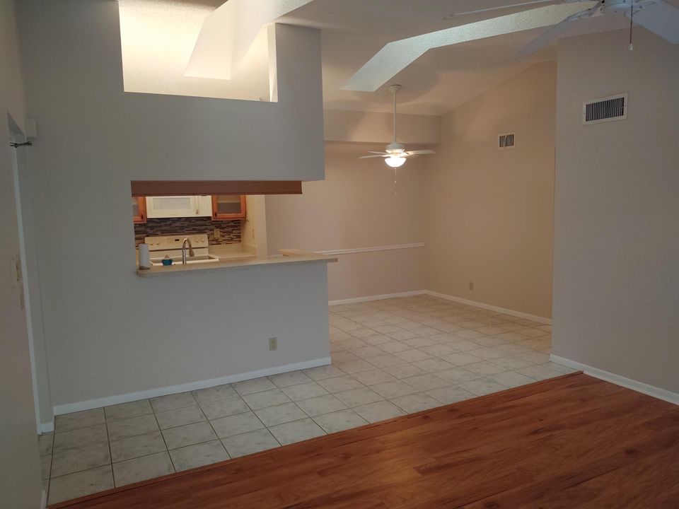 Recently Rented: $1,250 (2 beds, 2 baths, 1018 Square Feet)