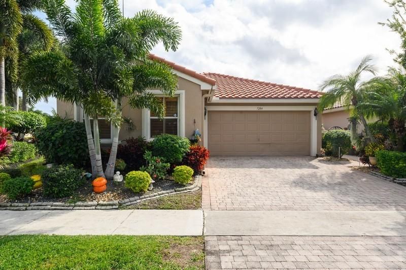 Recently Sold: $300,000 (3 beds, 2 baths, 1585 Square Feet)