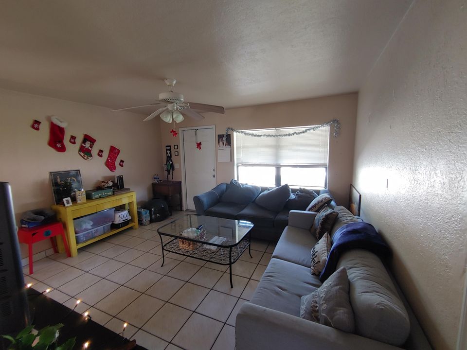 Recently Rented: $1,750 (3 beds, 1 baths, 966 Square Feet)