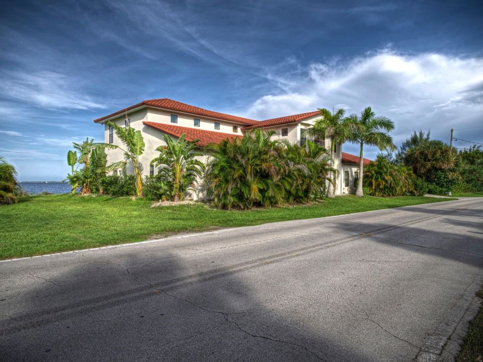 Recently Sold: $1,650,000 (4 beds, 2 baths, 5187 Square Feet)
