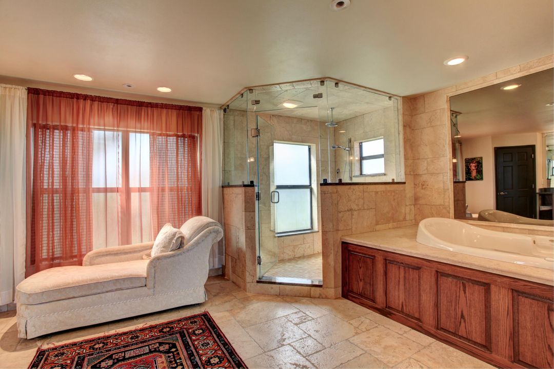 Недавно продано: $1,650,000 (4 спален, 2 ванн, 5187 Квадратных фут)