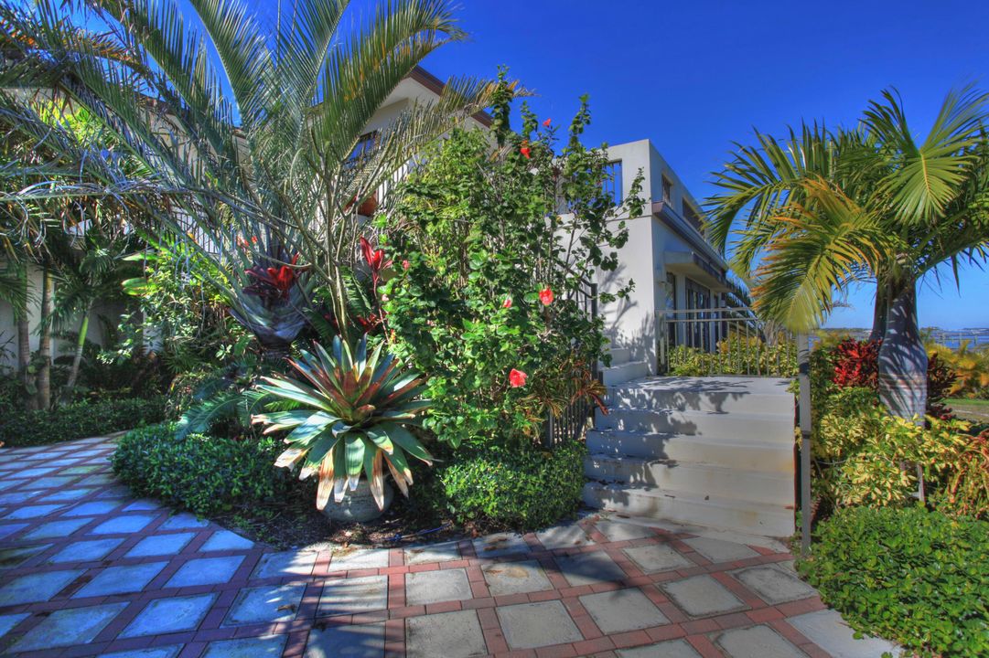 Recently Sold: $1,650,000 (4 beds, 2 baths, 5187 Square Feet)