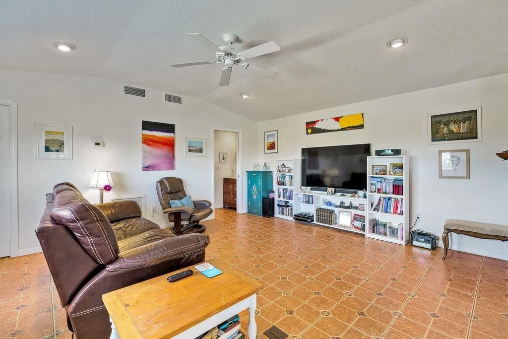 Recently Sold: $449,000 (2 beds, 1 baths, 800 Square Feet)