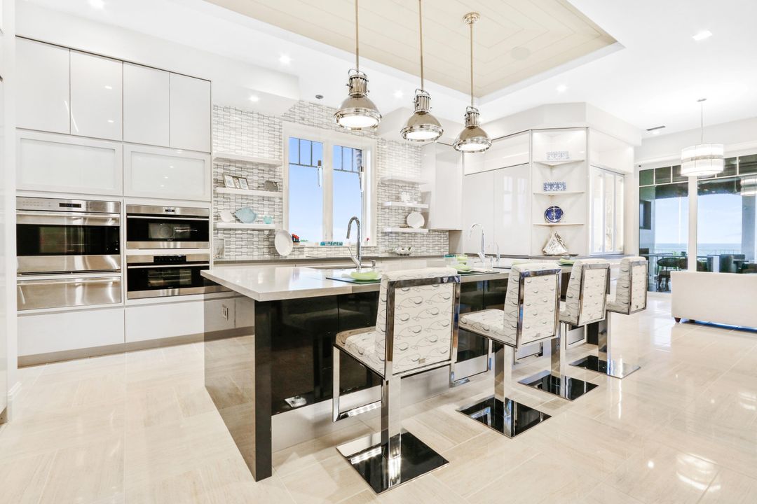 Recently Sold: $5,775,000 (5 beds, 7 baths, 6388 Square Feet)