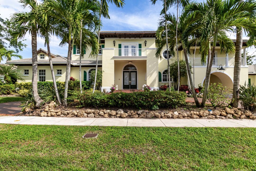 Vendido Recientemente: $2,595,000 (5 camas, 4 baños, 5638 Pies cuadrados)