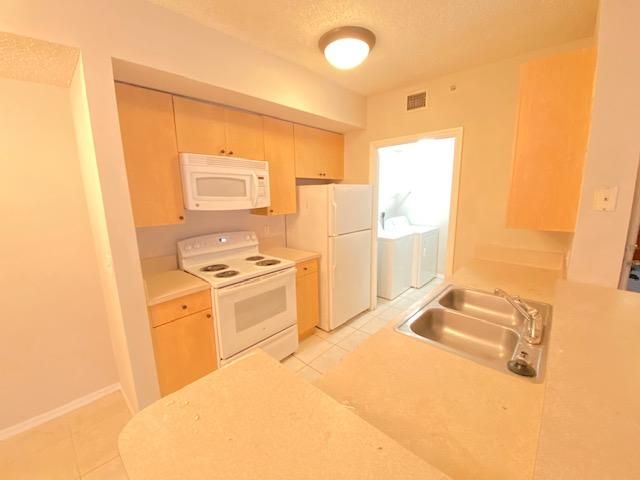 Recently Rented: $1,350 (2 beds, 2 baths, 929 Square Feet)