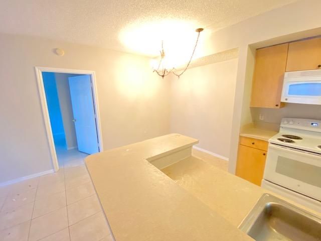 Recently Rented: $1,350 (2 beds, 2 baths, 929 Square Feet)