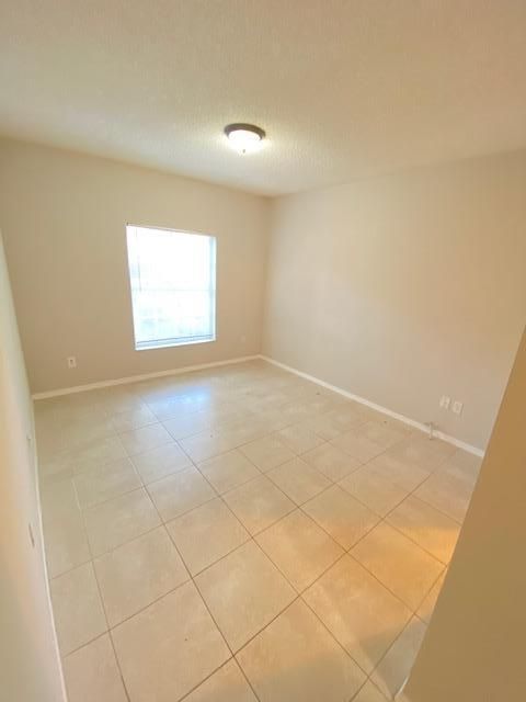 Recently Rented: $1,350 (2 beds, 2 baths, 929 Square Feet)