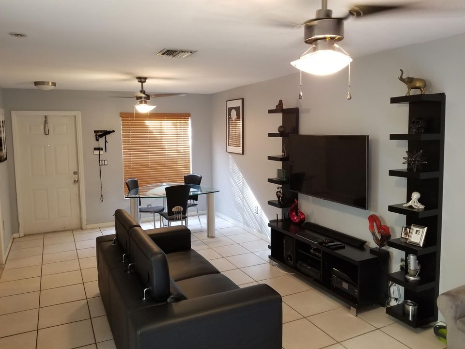 Recently Sold: $265,000 (2 beds, 2 baths, 1123 Square Feet)