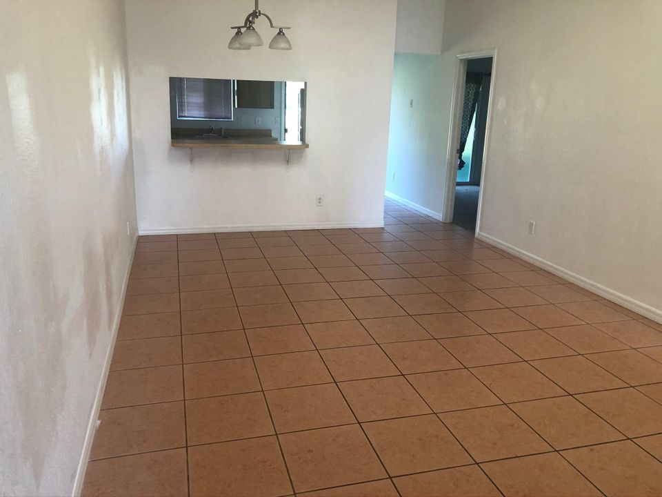 Recently Rented: $1,375 (3 beds, 2 baths, 1055 Square Feet)