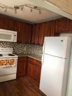Recently Rented: $1,450 (2 beds, 2 baths, 800 Square Feet)
