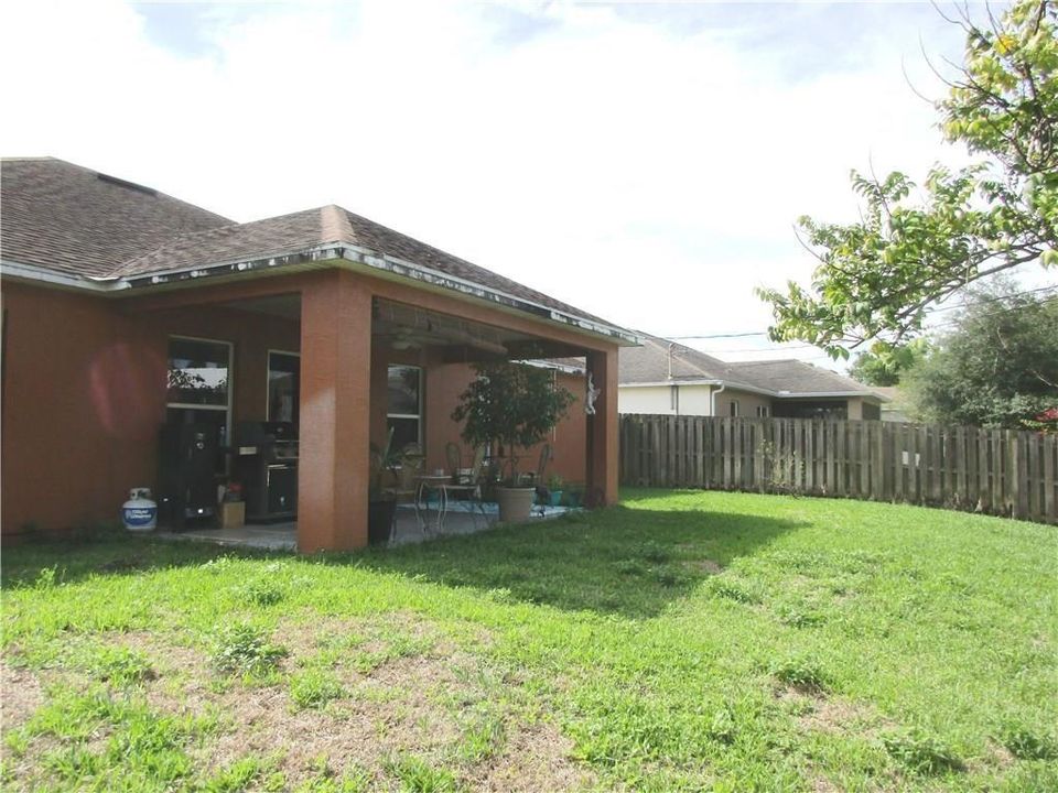 Recently Rented: $1,700 (3 beds, 2 baths, 1800 Square Feet)