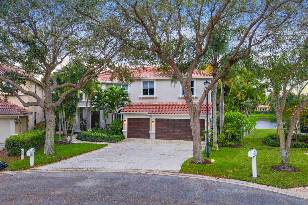 Recently Sold: $850,000 (4 beds, 3 baths, 3255 Square Feet)