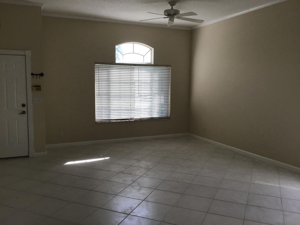 Recently Rented: $1,800 (3 beds, 2 baths, 1670 Square Feet)