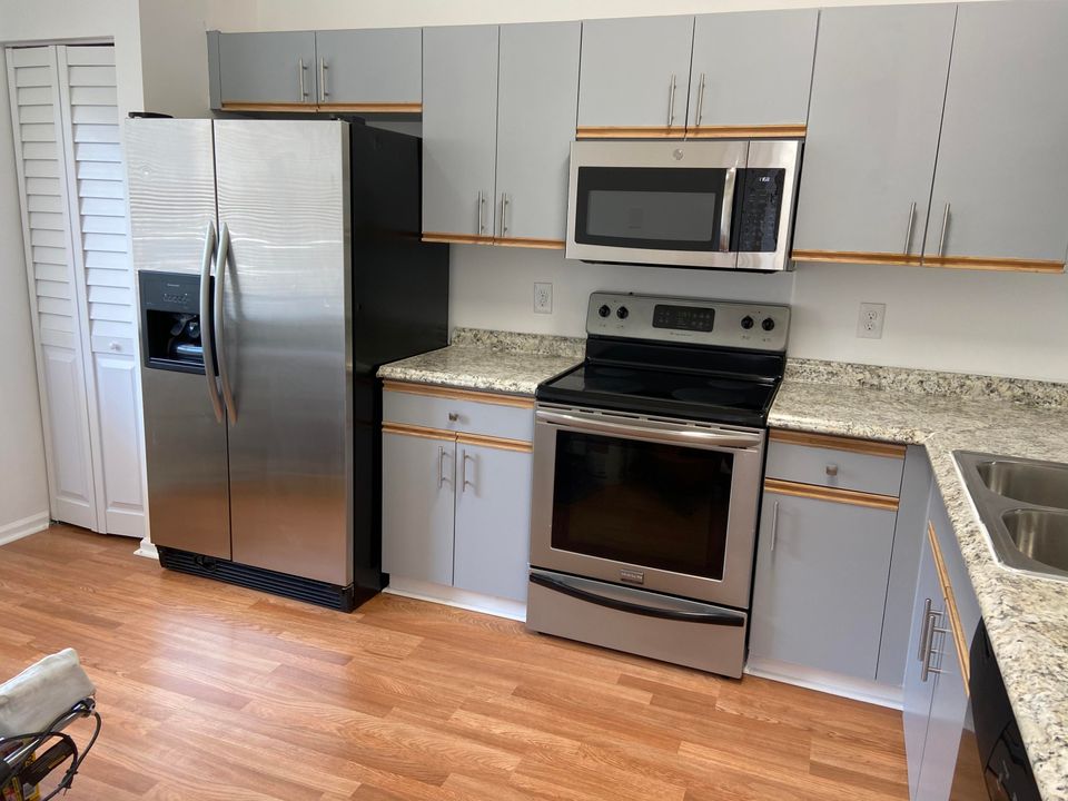 Recently Rented: $1,295 (2 beds, 2 baths, 1075 Square Feet)
