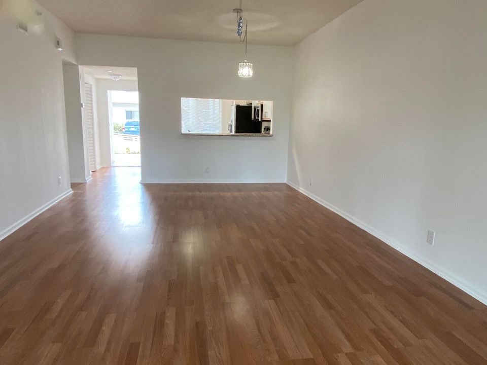 Recently Rented: $1,295 (2 beds, 2 baths, 1075 Square Feet)