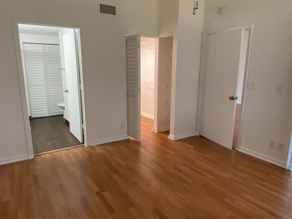 Recently Rented: $1,295 (2 beds, 2 baths, 1075 Square Feet)