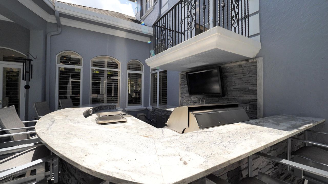 Vendido Recientemente: $3,200,000 (6 camas, 6 baños, 6997 Pies cuadrados)