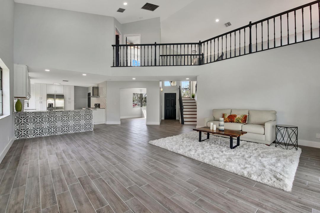 Недавно продано: $479,000 (4 спален, 2 ванн, 2304 Квадратных фут)