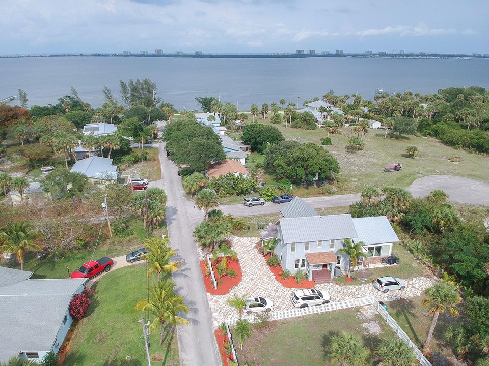 Recently Rented: $2,500 (4 beds, 2 baths, 2606 Square Feet)