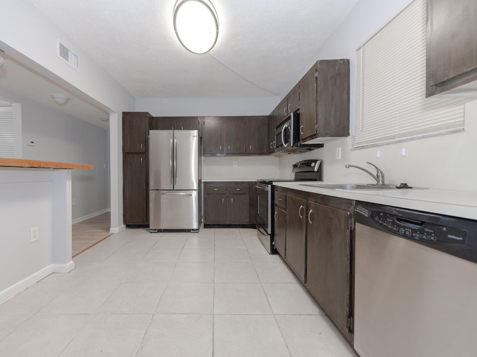 Recently Rented: $1,595 (2 beds, 2 baths, 1428 Square Feet)