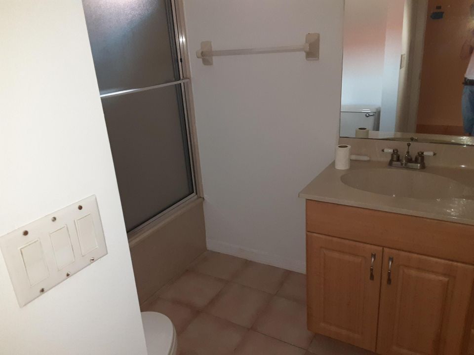 Vendido Recientemente: $180,000 (3 camas, 2 baños, 2088 Pies cuadrados)