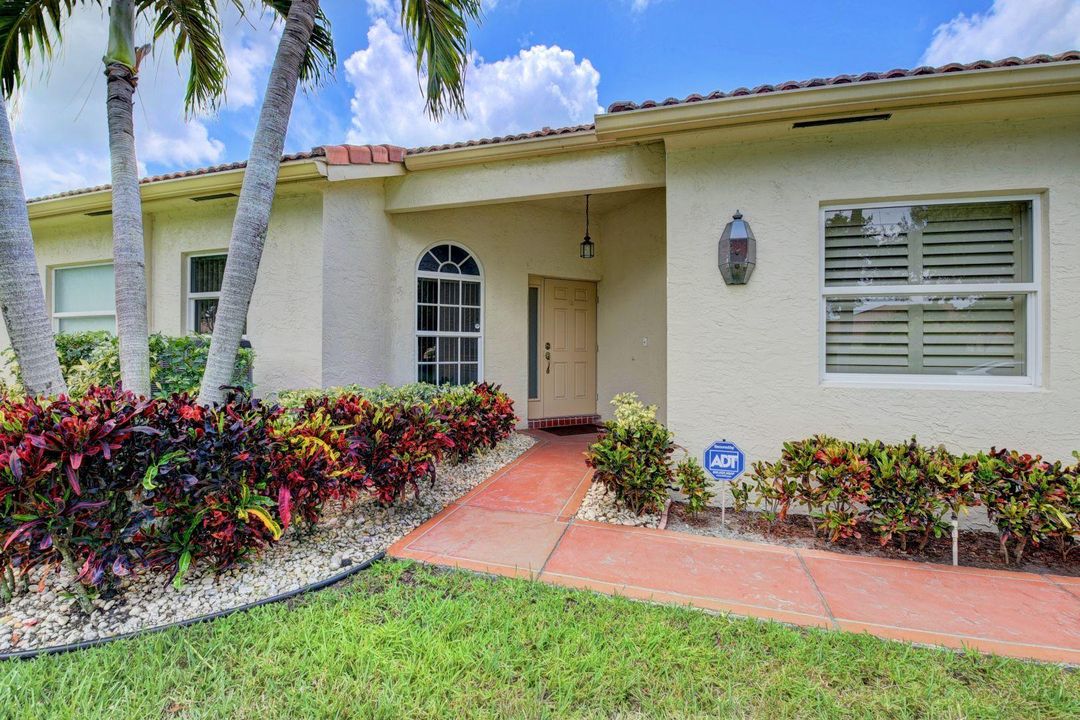 Recently Sold: $320,000 (3 beds, 2 baths, 1635 Square Feet)
