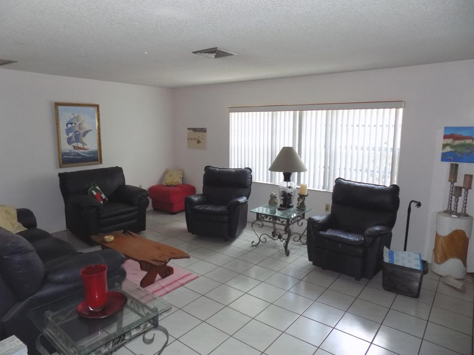 Recently Sold: $219,000 (3 beds, 2 baths, 1696 Square Feet)