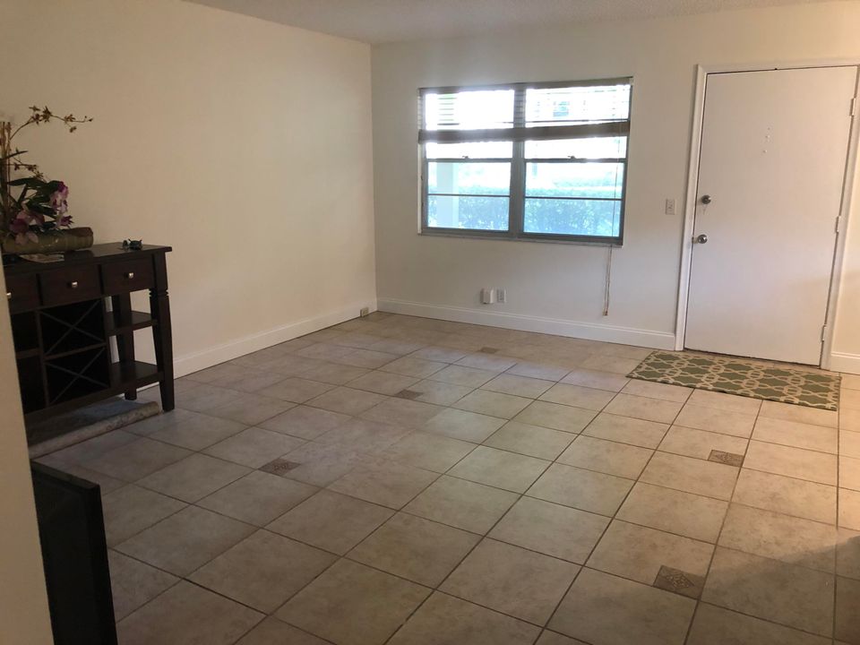 Recently Rented: $1,375 (2 beds, 1 baths, 954 Square Feet)