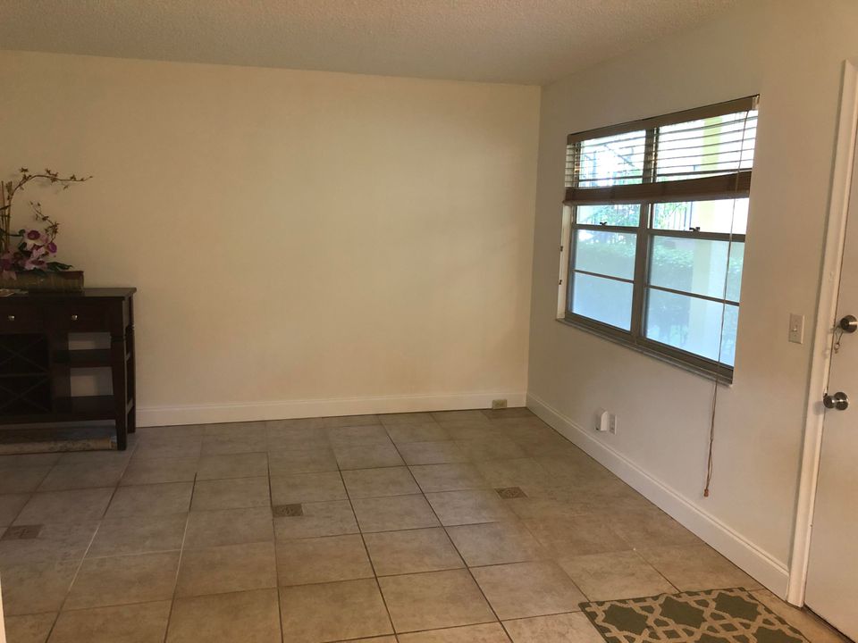 Recently Rented: $1,375 (2 beds, 1 baths, 954 Square Feet)