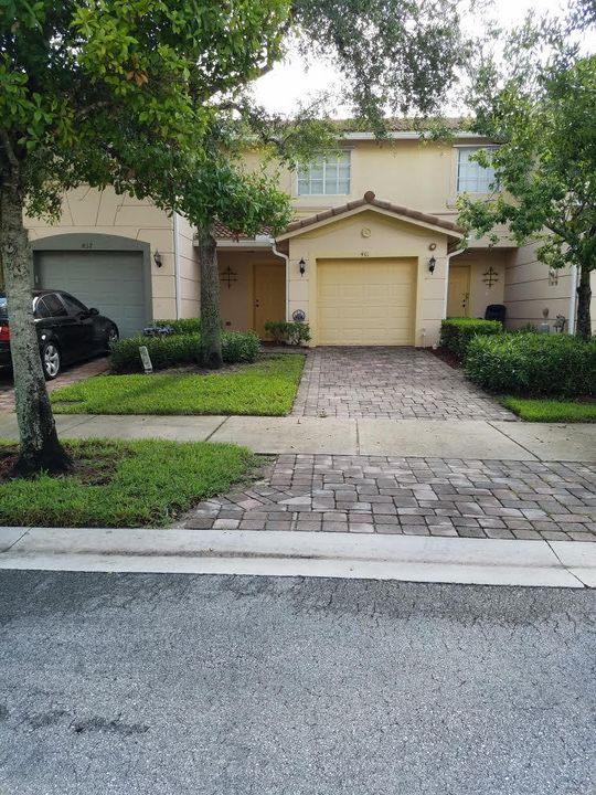 Recientemente alquilado: $1,600 (2 camas, 2 baños, 1296 Pies cuadrados)