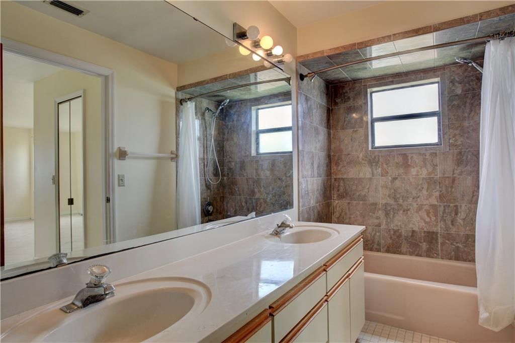 最近售出: $385,000 (3 贝兹, 2 浴室, 1856 平方英尺)