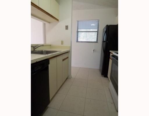 Recently Rented: $1,300 (2 beds, 2 baths, 967 Square Feet)