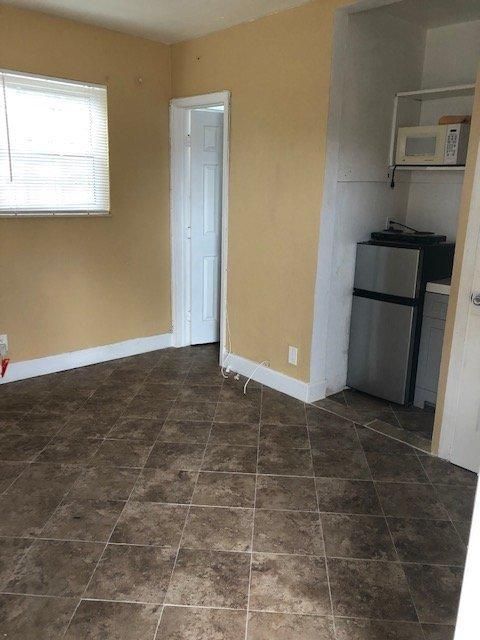 Recently Rented: $900 (0 beds, 1 baths, 250 Square Feet)