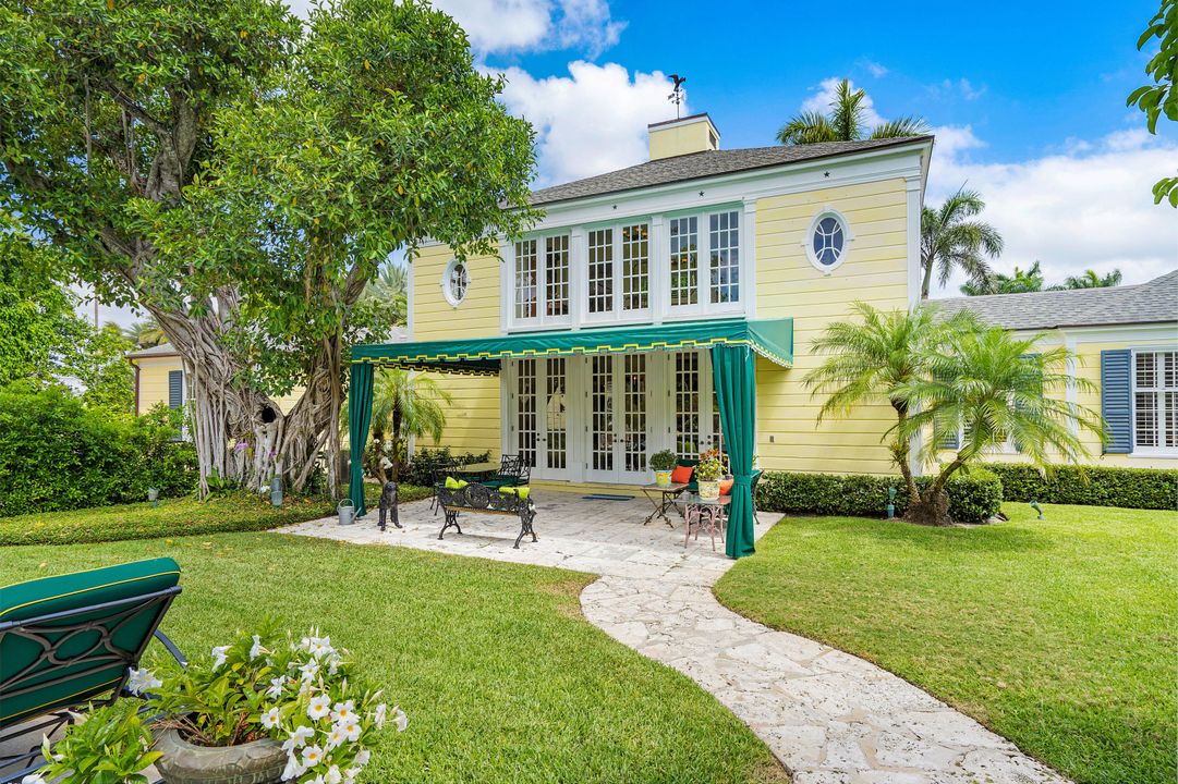 Recently Sold: $5,495,000 (6 beds, 5 baths, 4703 Square Feet)